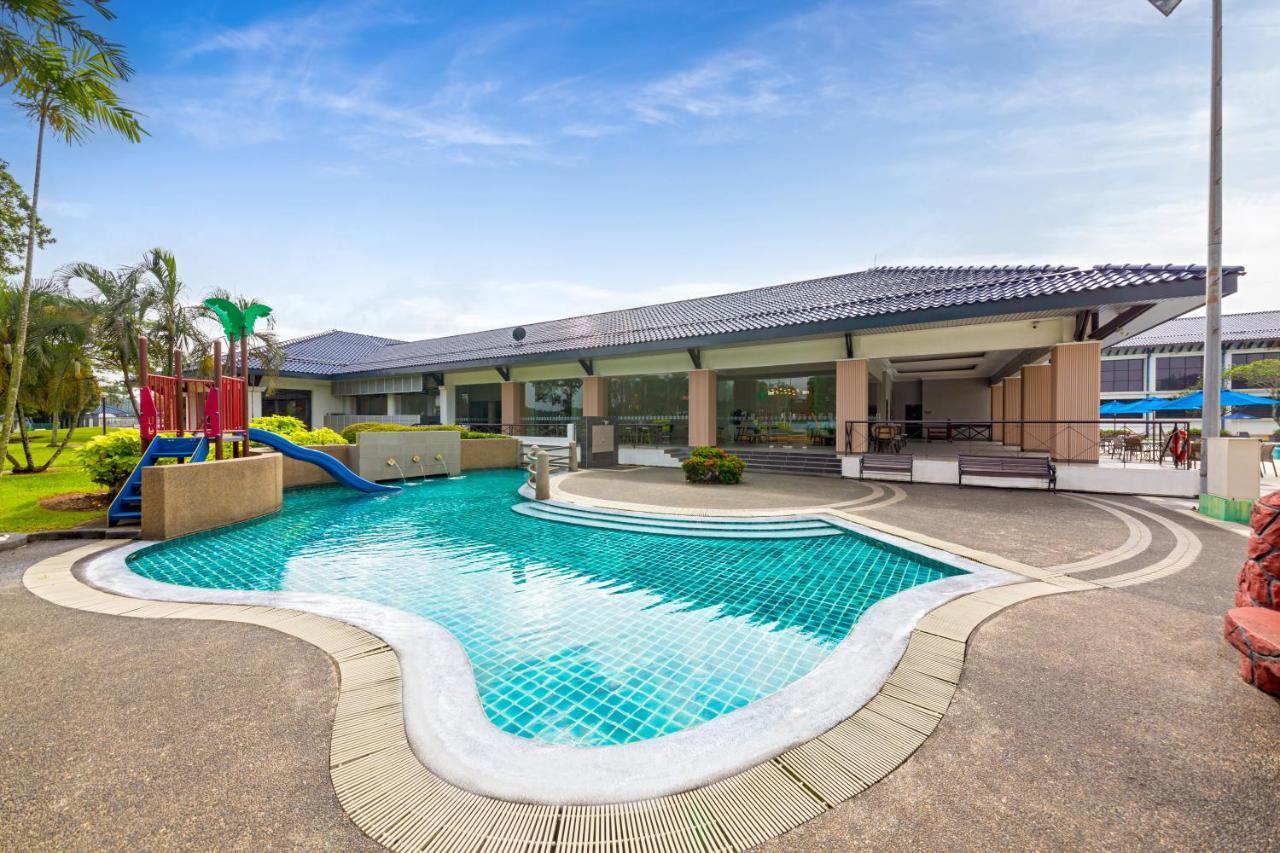 Glenmarie Hotel And Golf Resort Shah Alam Dış mekan fotoğraf The swimming pool at the Royal Thai Police Club