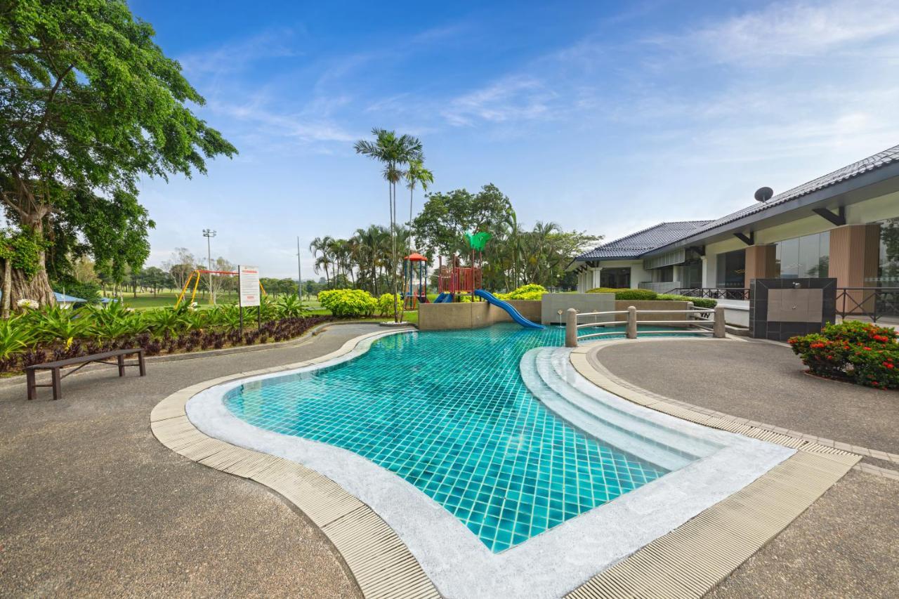 Glenmarie Hotel And Golf Resort Shah Alam Dış mekan fotoğraf The swimming pool at the Royal Thai Police Sports and Recreation Centre